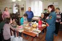 В преддверии праздника Святой Пасхи сотрудниками МЧС проведена профилактическая беседа с пожилыми людьми