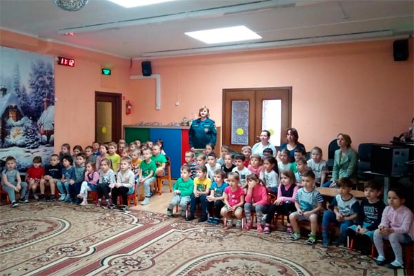 Занятие с детьми в дошкольном отделении школы №1542