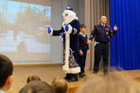 Сотрудники Госавтоинспекции Западного округа столицы и полицейский Дед Мороз поздравили школьников с наступающим Новым годом