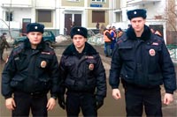 В Западном округе Москвы сотрудники патрульно-постовой службы полиции спасли людей из горящей квартиры