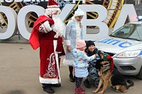 Полицейский Дед Мороз из ОГИБДД Западного округа поздравил автолюбителей с наступающим Новым годом