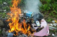 Какую опасность таит в  себе горящий мусор?
