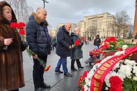 Представители Совета муниципальных образований города Москвы возложили цветы у гранитного блока «Город-Герой Сталинград»
